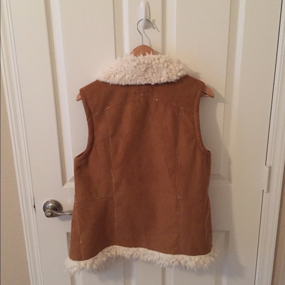 Vince Camuto Tan and White Faux Fur Vest - Picture 3 of 4